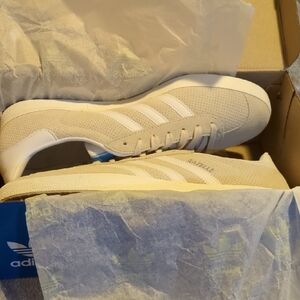 Adidas Men's Cream Gazelle Sneakers